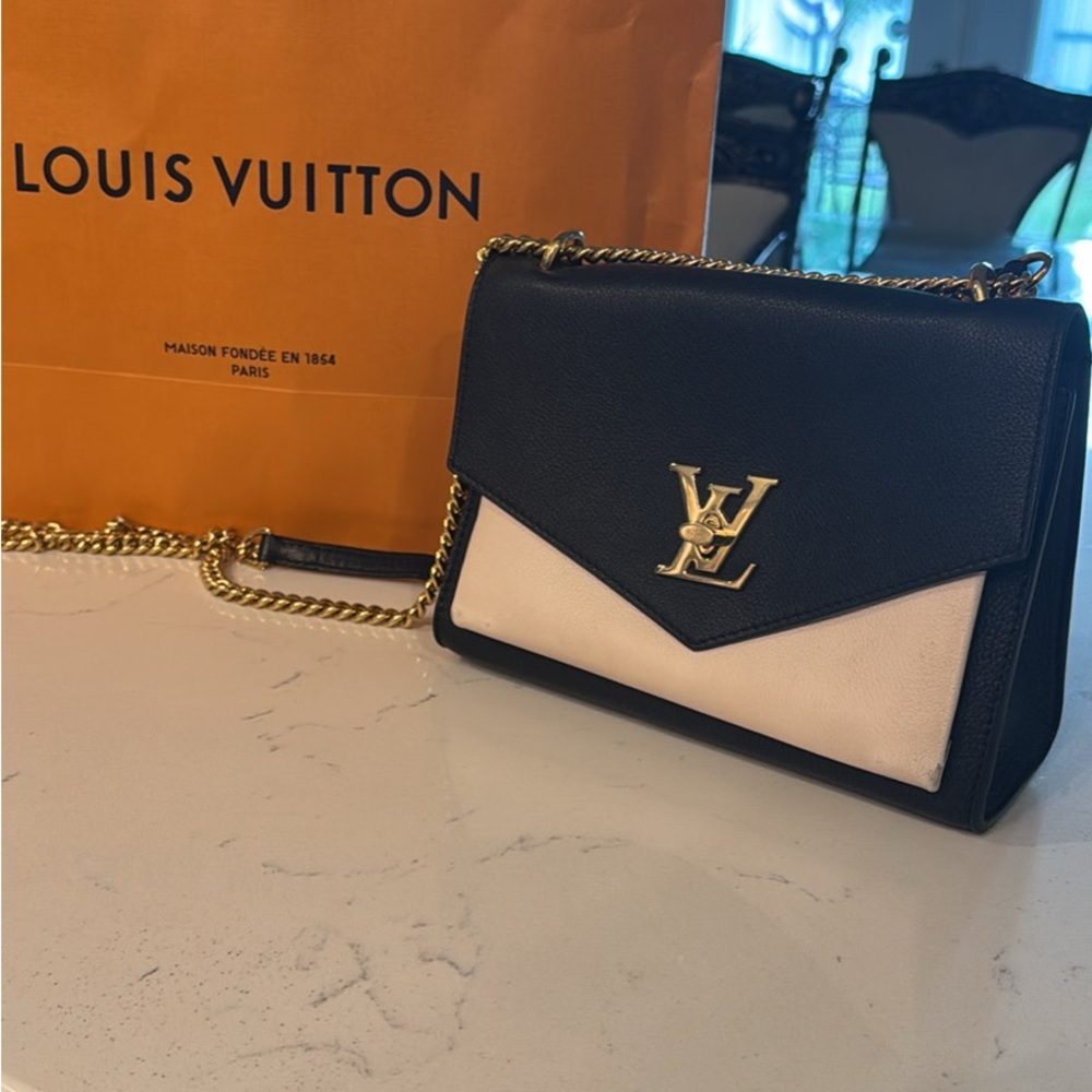 Louis Vuitton Black and White Women's Bag